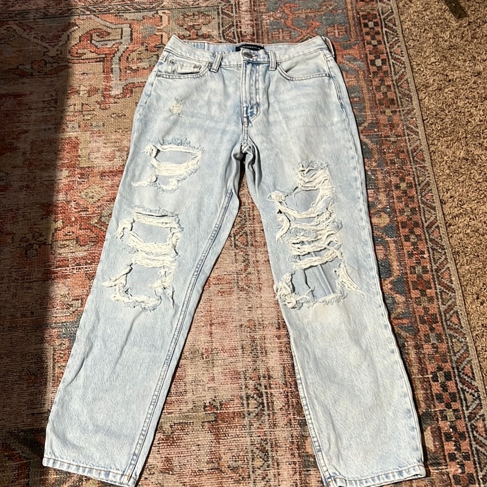 Aeropostale light wash ripped mom jean. great condition hardly worn.
